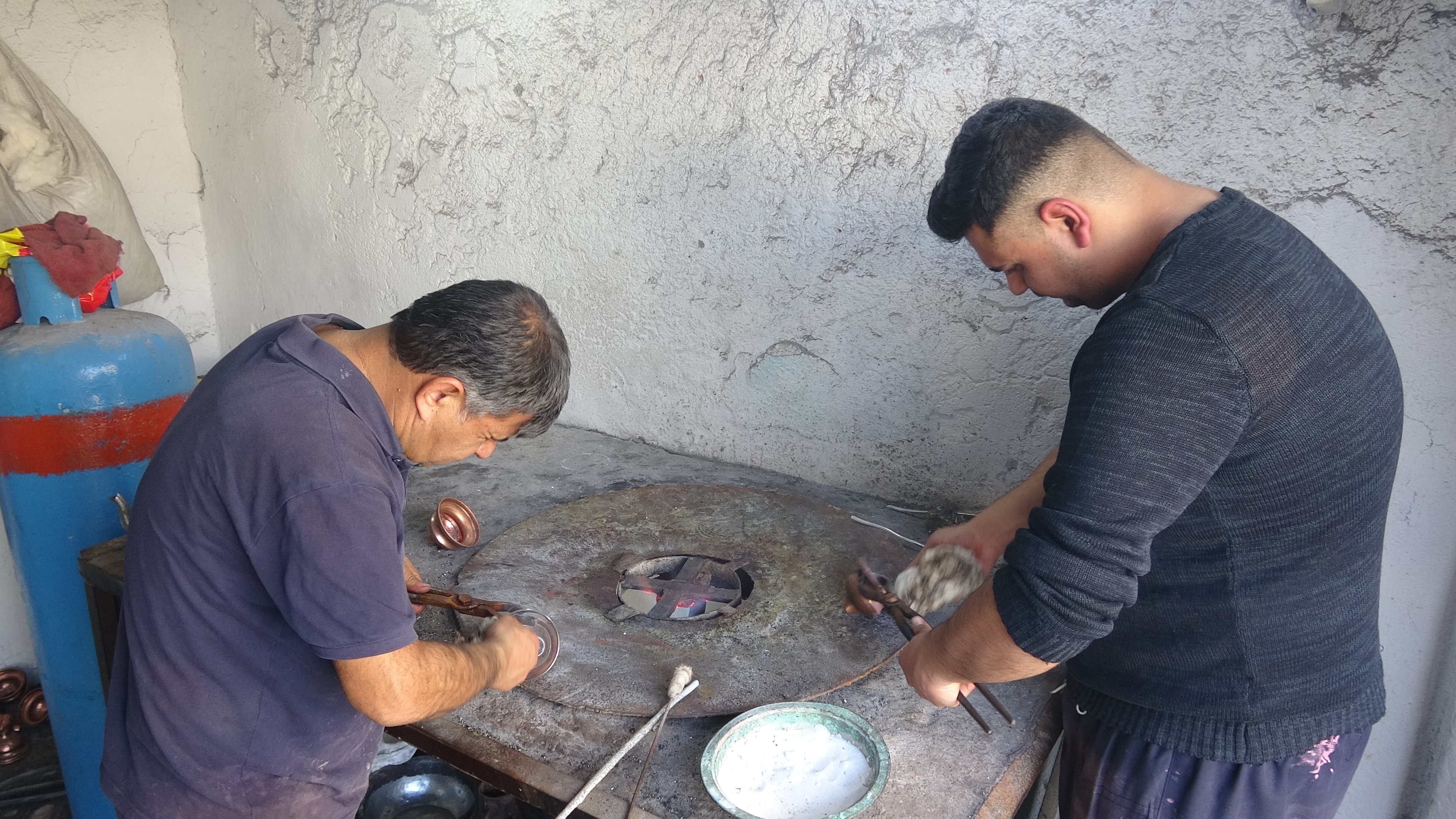 Baba Oğul Omuz Omuza Kalaycılık Mesleğini Yaşatıyorlar!