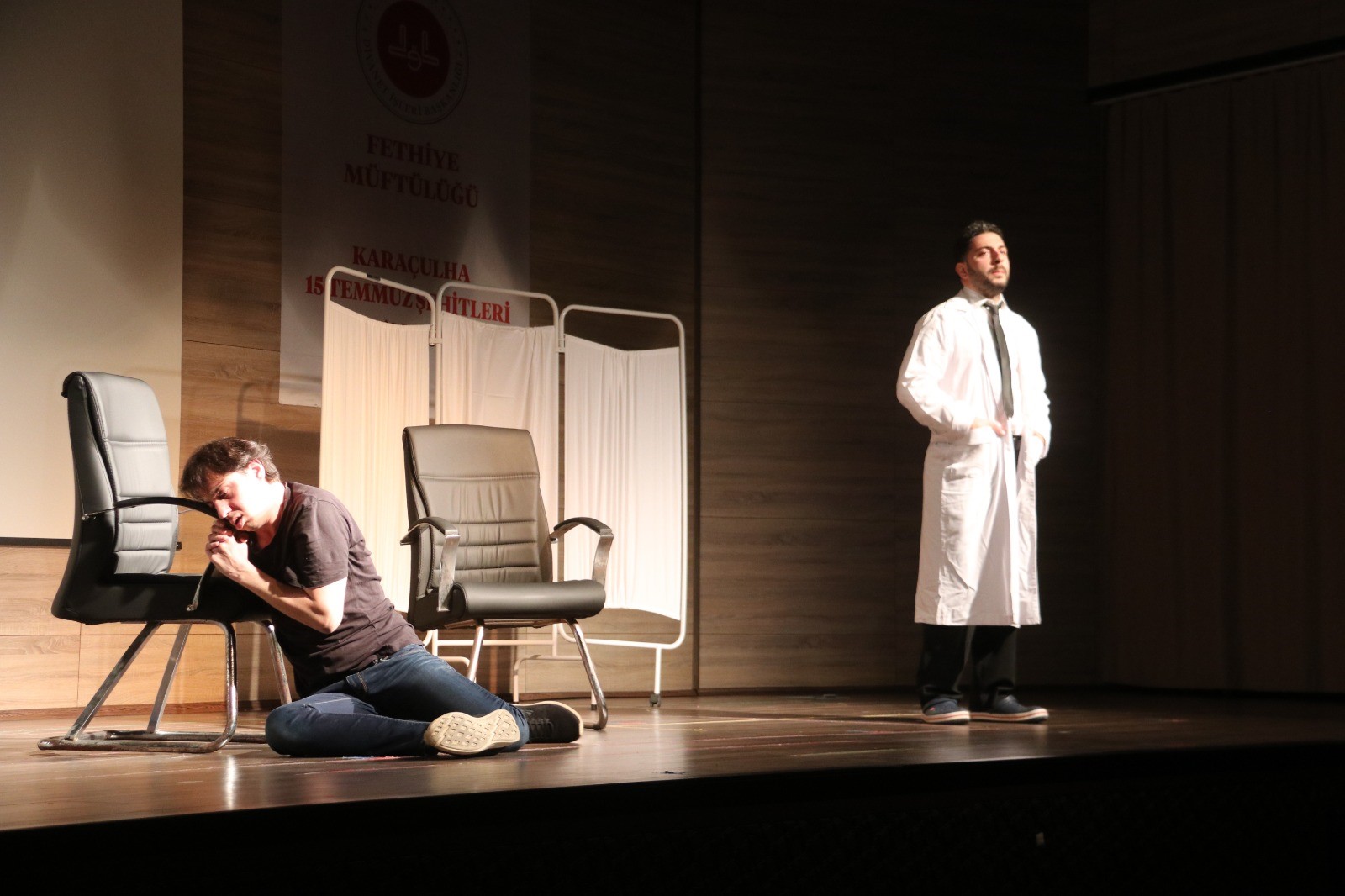 Bağımlı Bir Bireyin Hayatını Anlatan Tiyatro Etkinliğinin Ilk Durağı Fethiye Oldu.