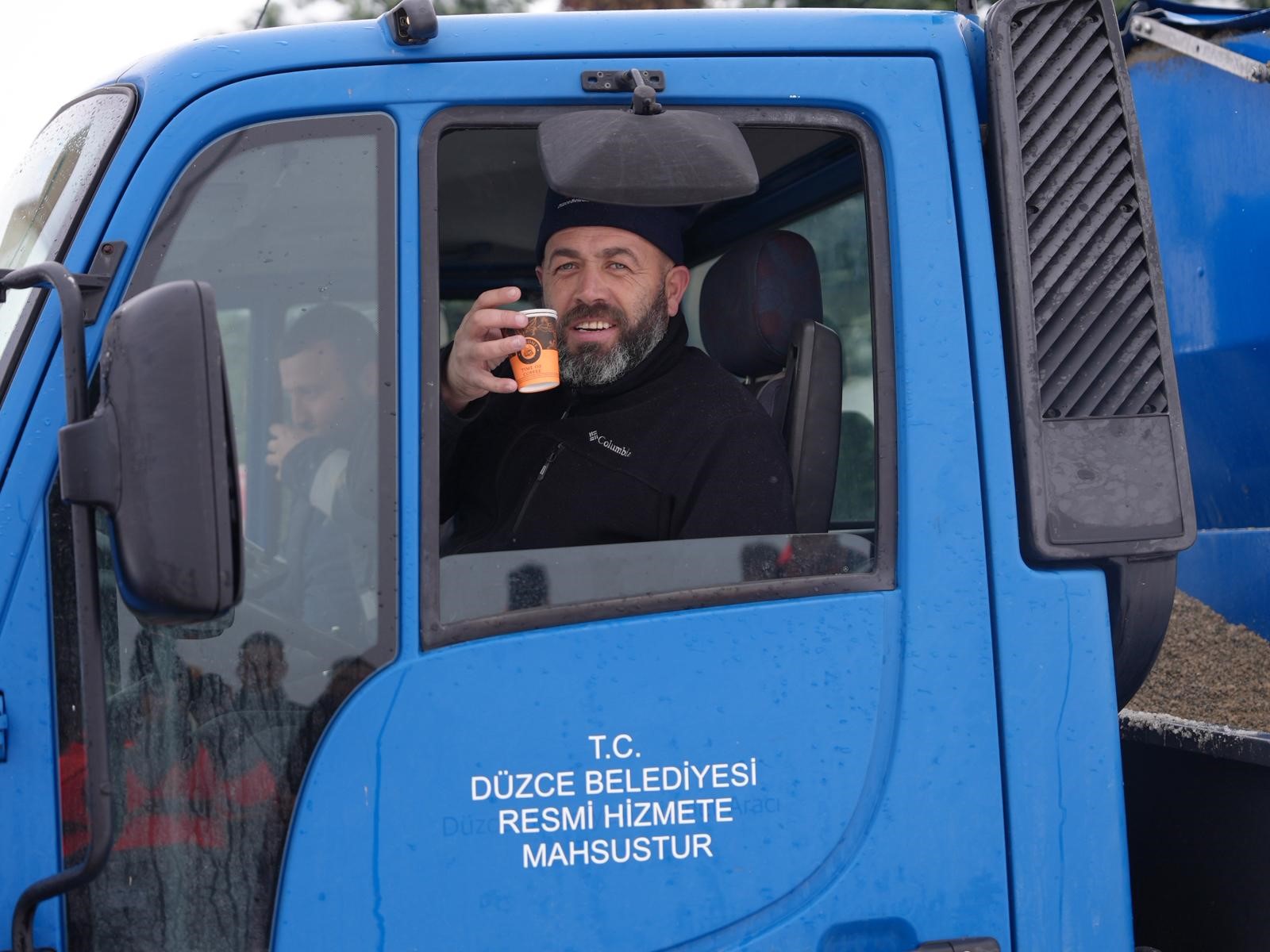 Belediye'den Kar Timlerine Sıcak Çay Ve Kek İkramı!