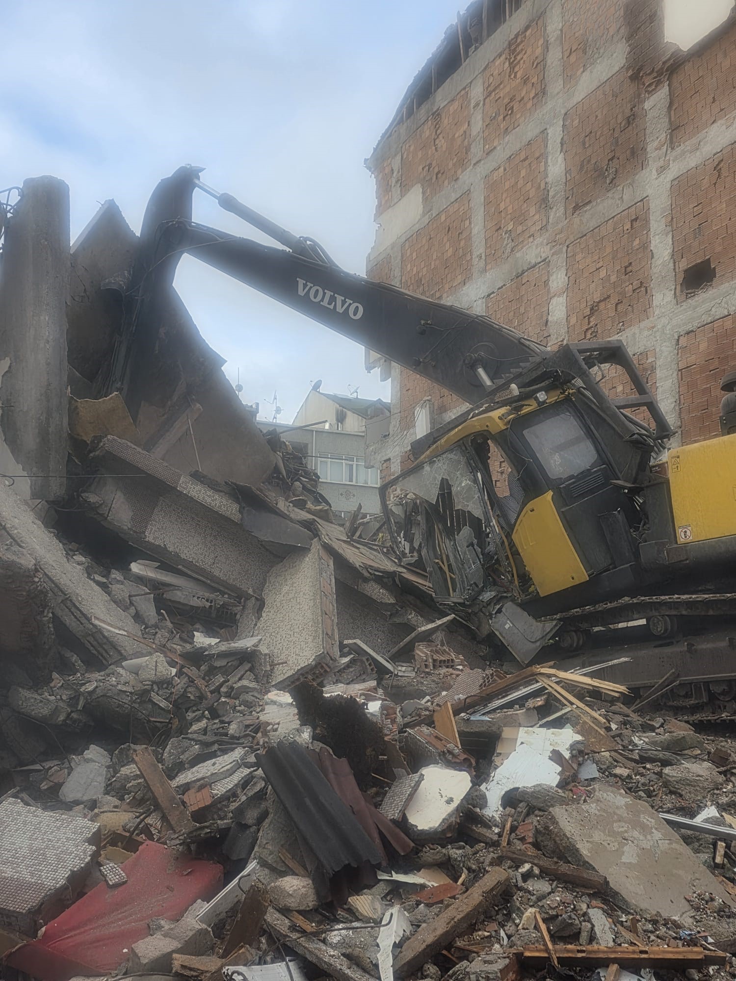 Beton Parçaları Düştü