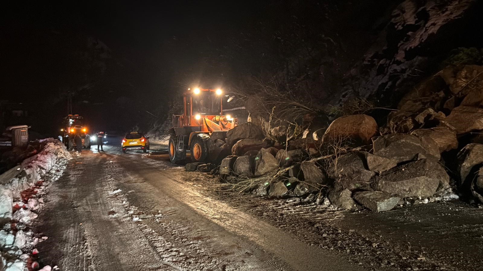 Borçka Hopa Yolunda Heyelan Karayolu Ulaşıma Kapandı!