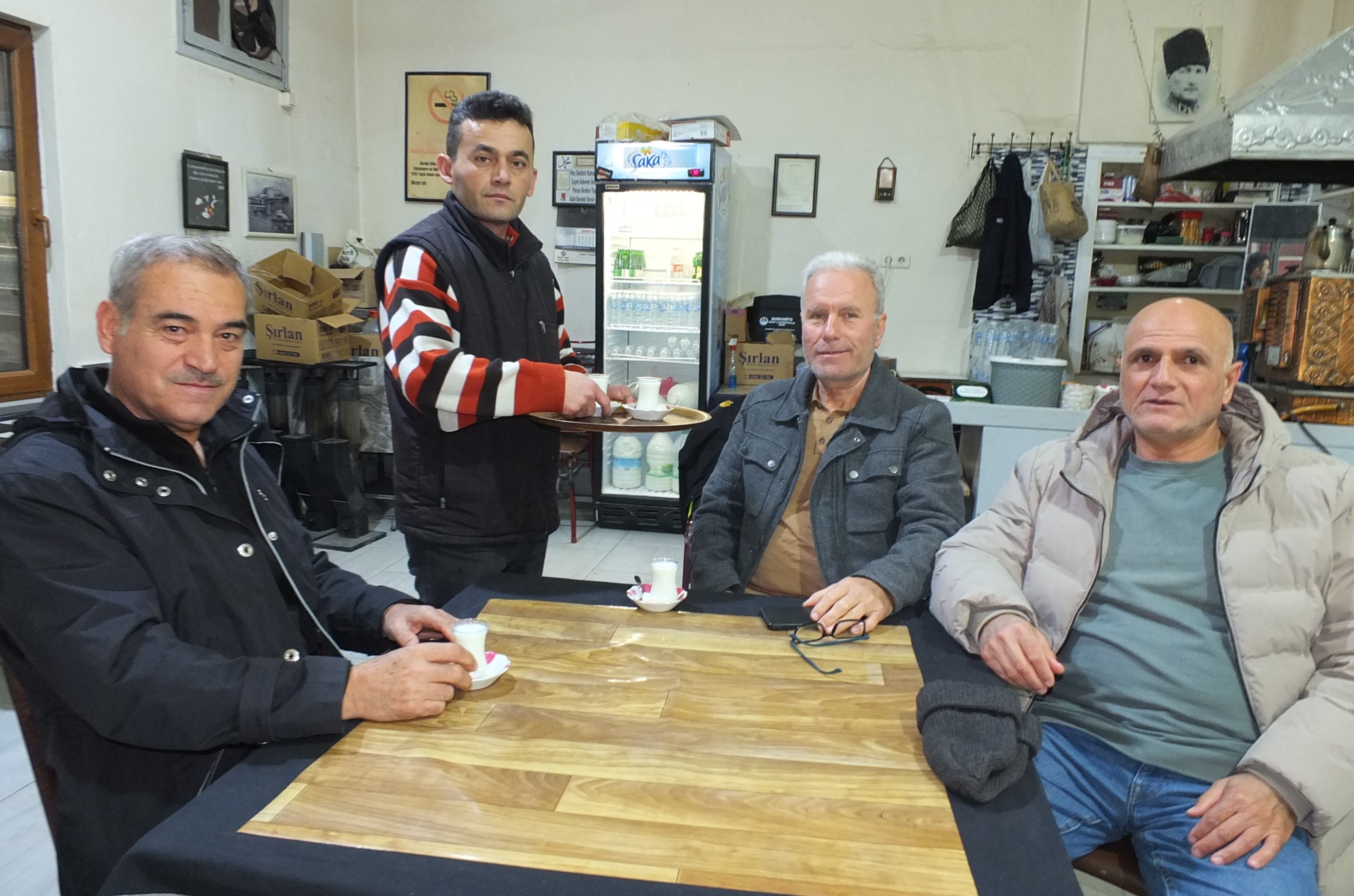 Burhaniye Ilçesinde, Kahvehanelerde Süt Servisi Yapılması Vatandaşları Sevindirdi