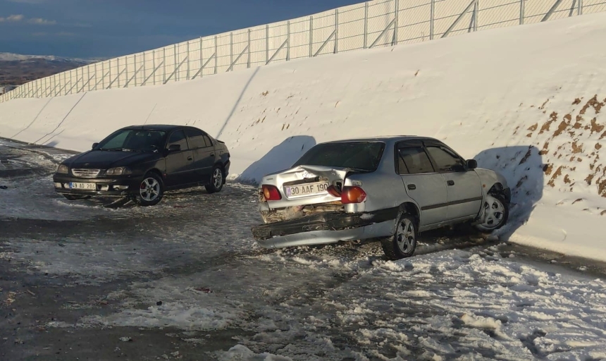 Buzlanan Yolda Zincirleme Kaza!-2