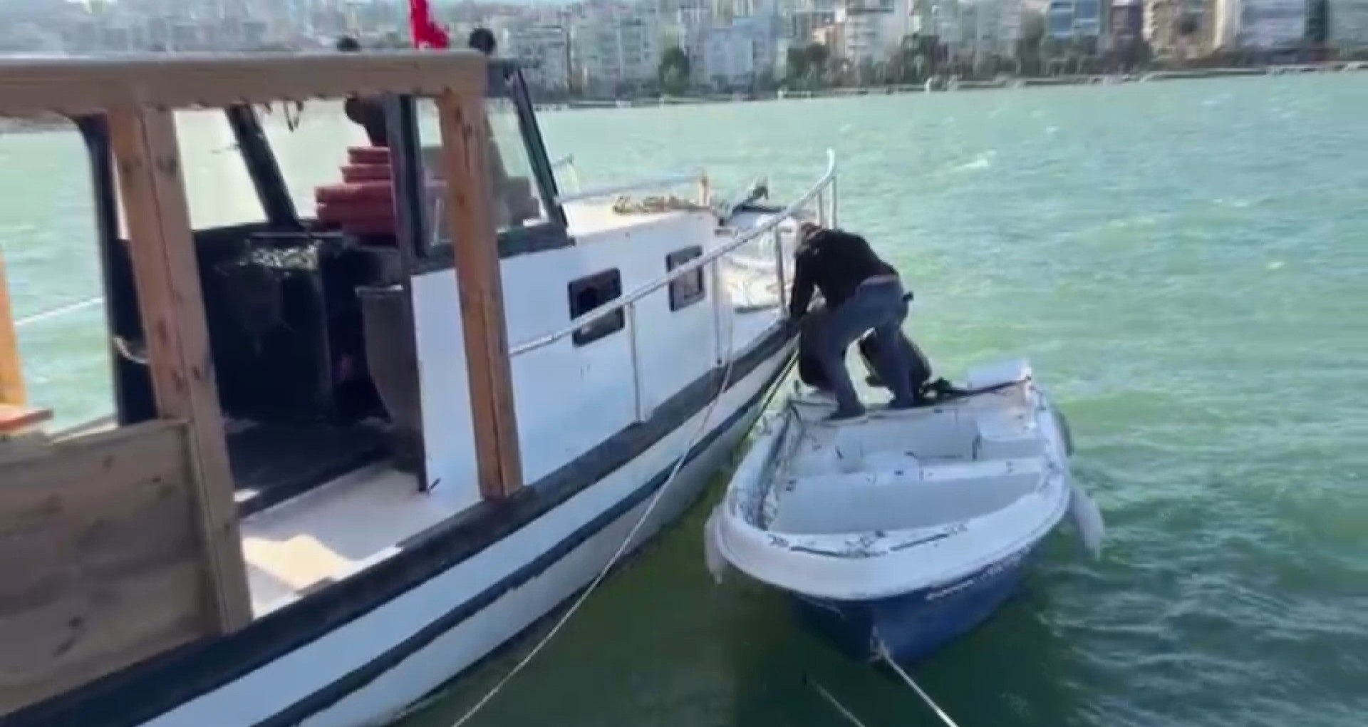 Dev Dalgalar 3 Tekneyi Batırdı (3)