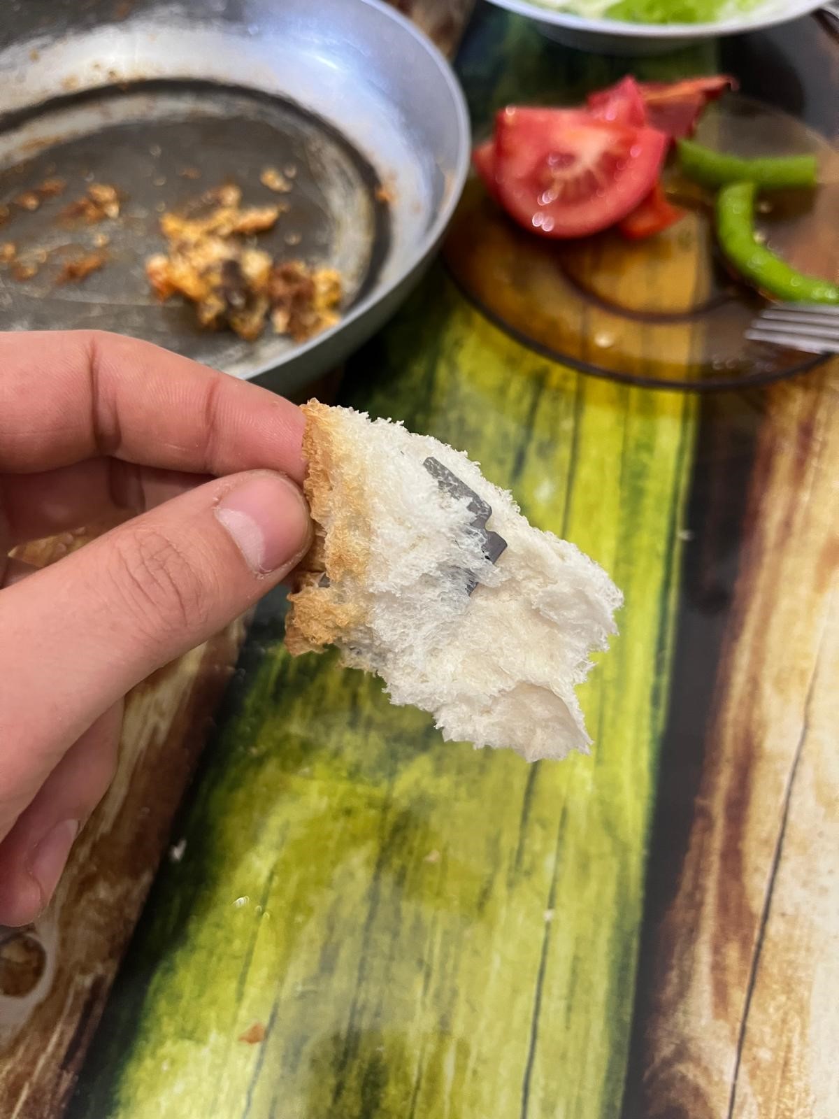 Ekmeğin Içinden Jilet Çıktı