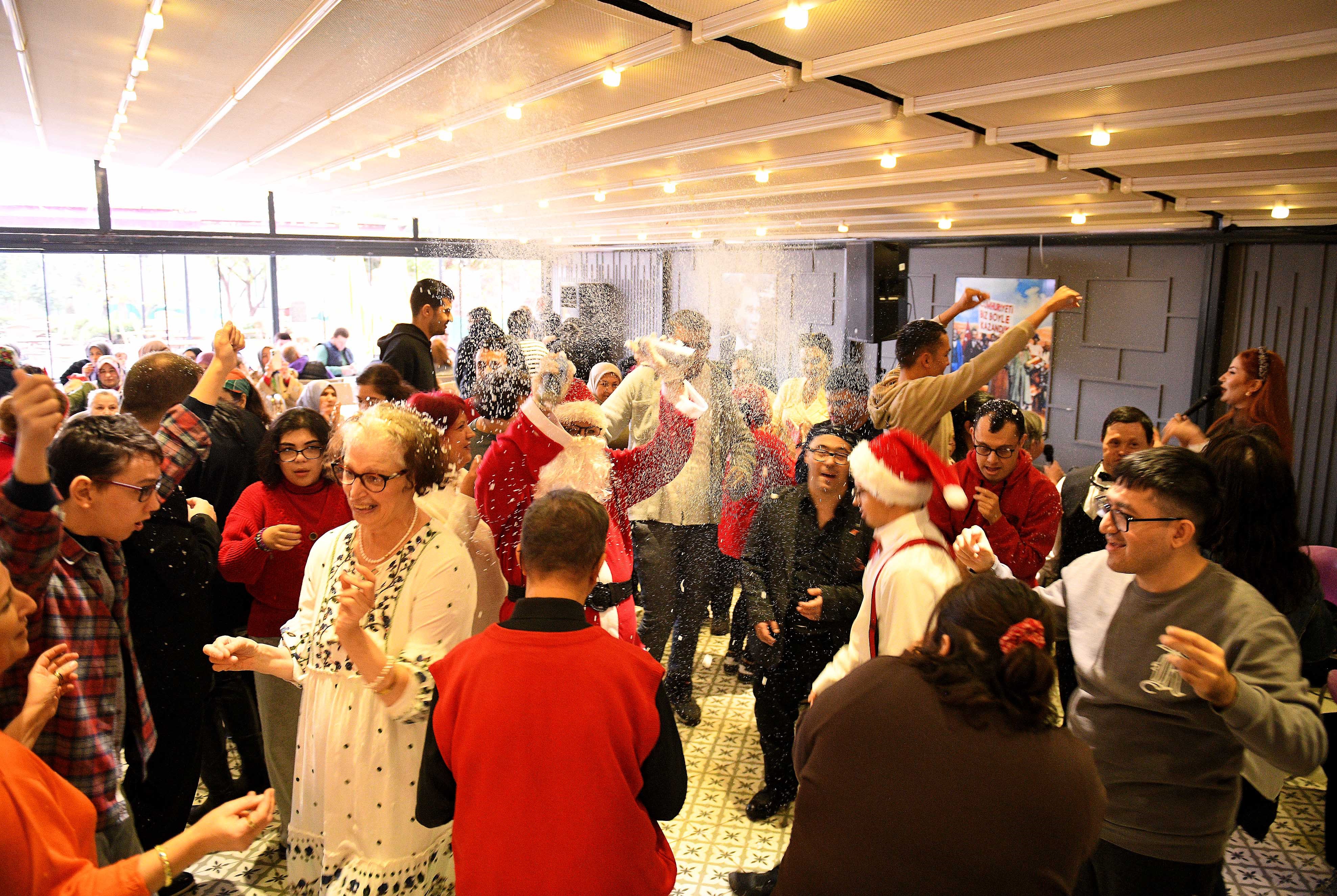 Engelleri Aşan Kafede Yeni Yıl Buluşması