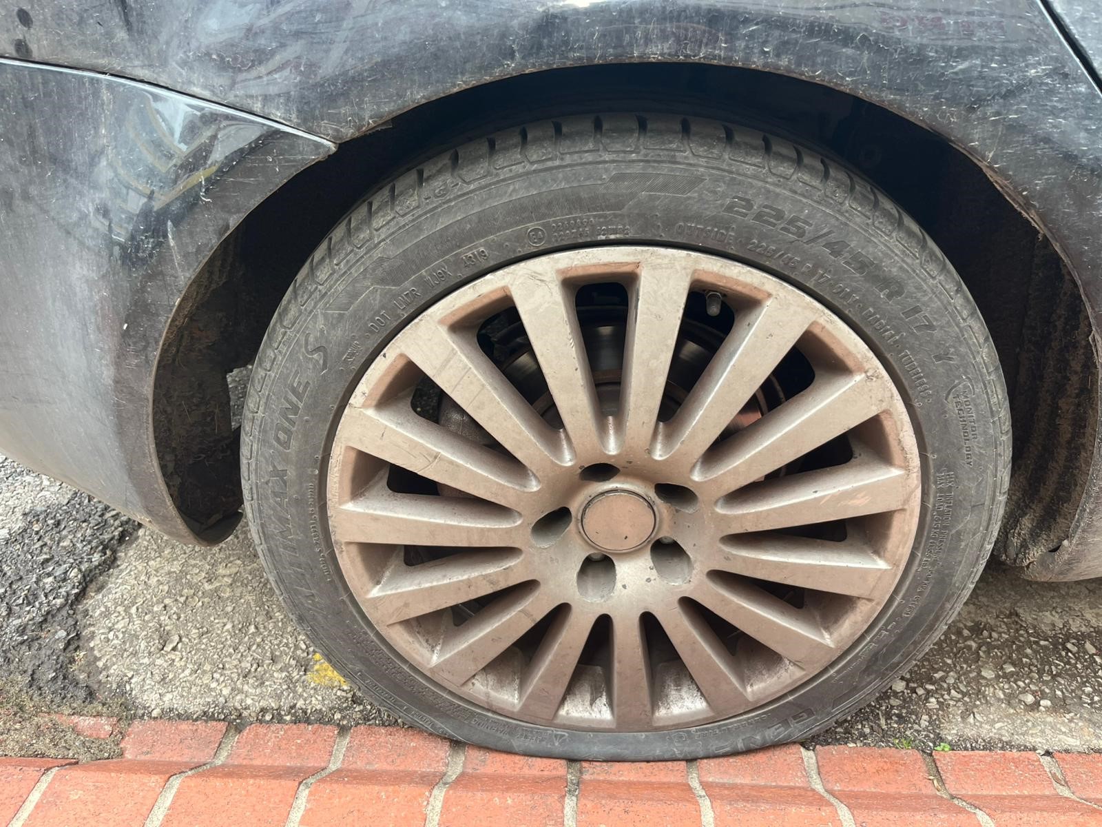 Gece Yarısı Lastik Terörü 20 Araç Lastiği Bıçaklandı!