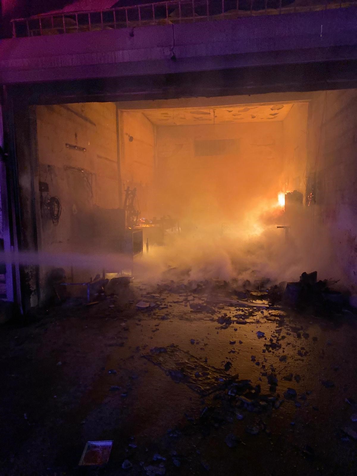 Gece Yarısı Yangın Paniği İş Yeri Alevlere Teslim Oldu (1)