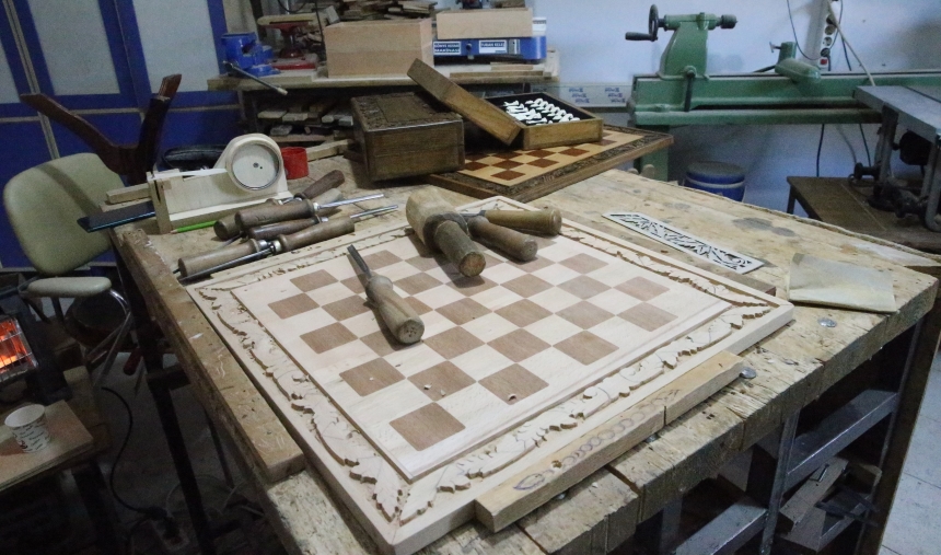 Hasarlı Okul Sıraları Satranç Tahtasında Hayat Buluyor (2)