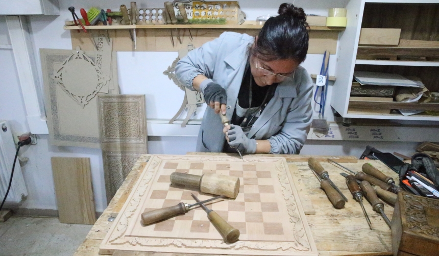 Hasarlı Okul Sıraları Satranç Tahtasında Hayat Buluyor (3)