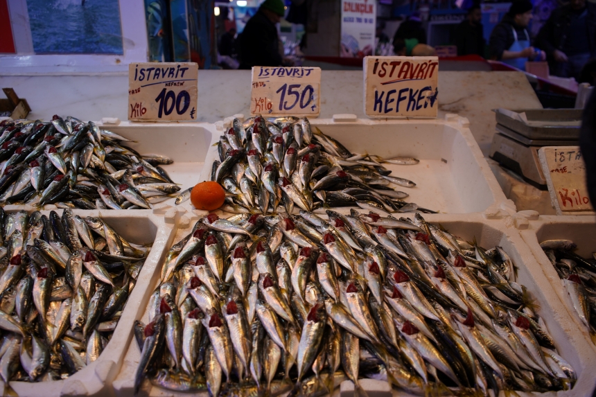 Hava Sıcaklıklarının Mevsim Normallerinin Üzerinde Seyretmesi Ve Hamsinin Rotasını Gürcistan Sularına Çevirmesiyle Sakarya'da Tezgahlarda Istavrit Bolluğu Yaşanıyor