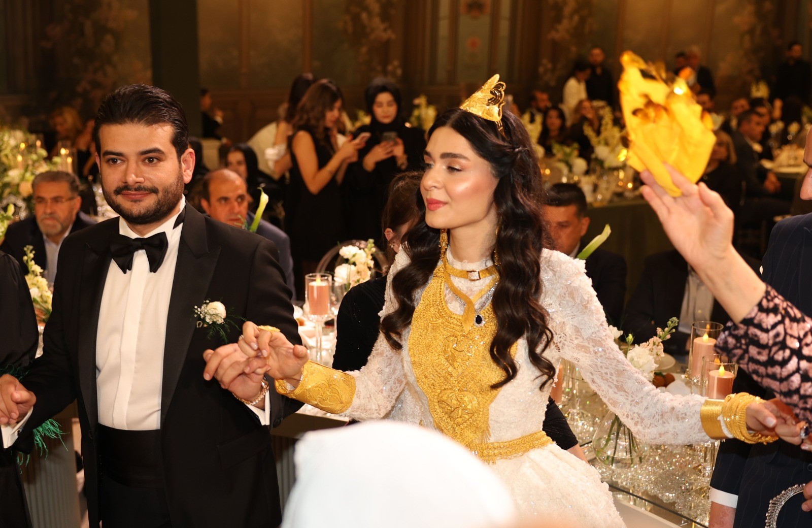 İhtişamlı Aşiret Düğününde Kilolarca Altın Takıldı!