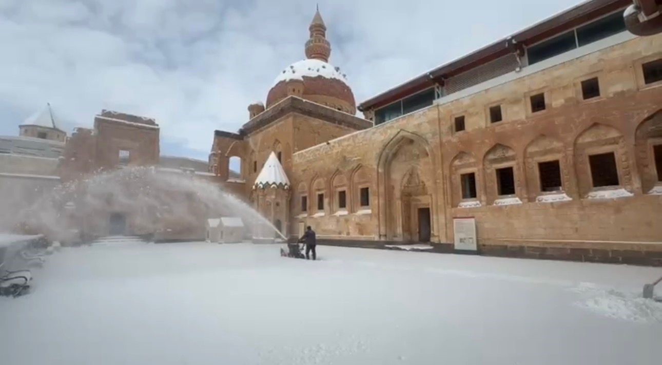 İshak Paşa Sarayı Beyaz Örtüyle Büyülüyor (1)