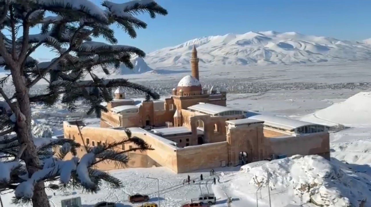 İshak Paşa Sarayı Beyaz Örtüyle Büyülüyor (2)