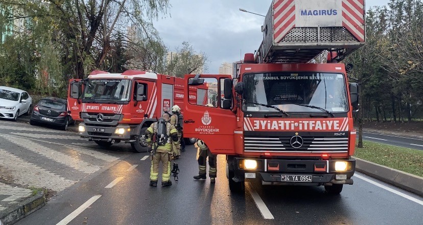 İstanbul'da Otel Çatısında Korkutan Yangın (2)