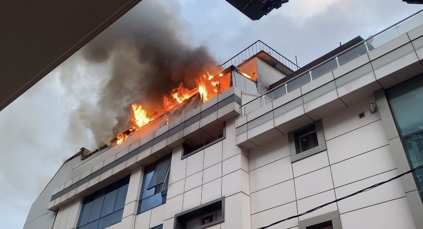 İstanbul'da Otel Çatısında Korkutan Yangın (3)