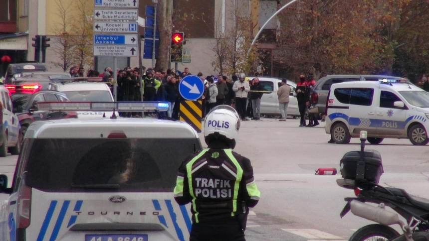 Kocaeli’nin İzmit Ilçesinde Bir Kişi, Taksi Durağında Elindeki Silah Ve Bıçakla Polis Ekiplerine Direndi.-1