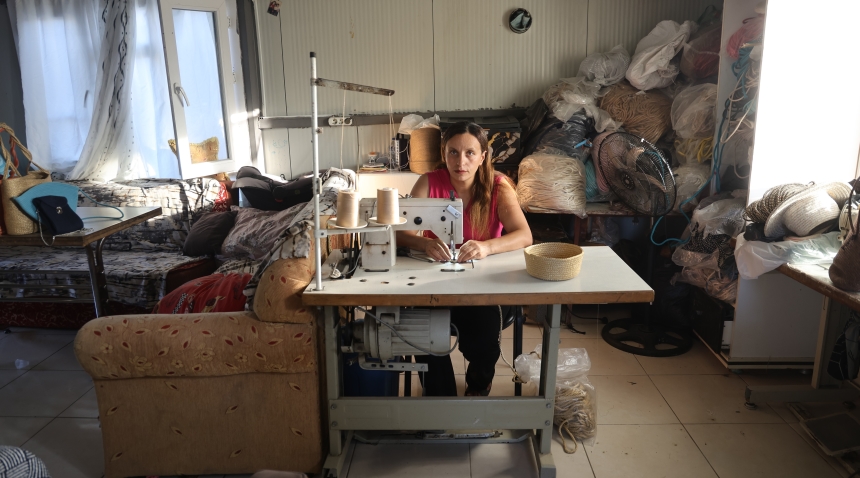 Konteyner Kentte Depremin İzlerini El Emeğiyle Siliyor (2)