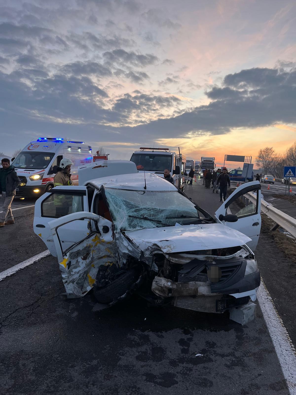 Kümbetli Kavşağında Feci Kaza 3 Yaralı Hastaneye Kaldırıldı!