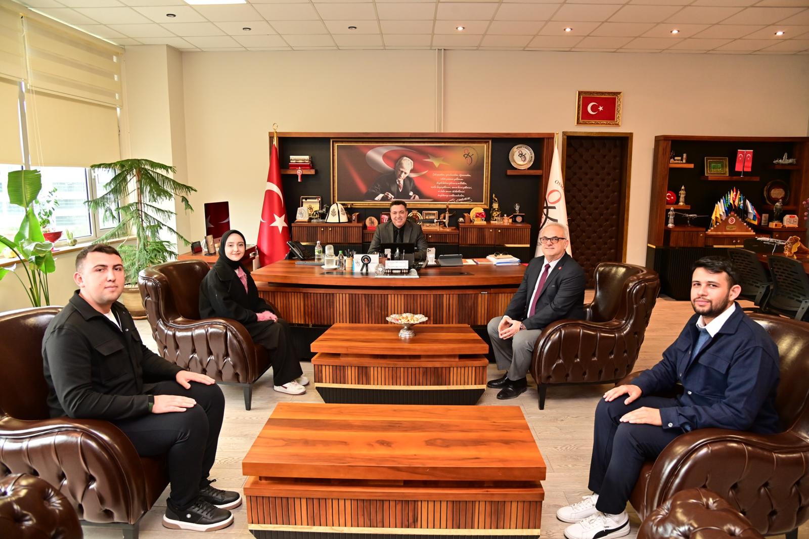 Okü'de Öğrenci Topluluklarından Rektör Uzun'a Plaket (1)-1