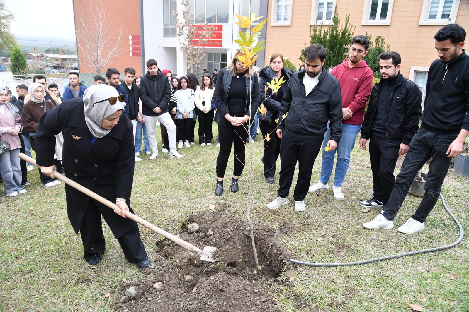 Okü’lü Hemşireler, Kaybettikleri Arkadaşını Fidanla Yaşatacak (1)-1