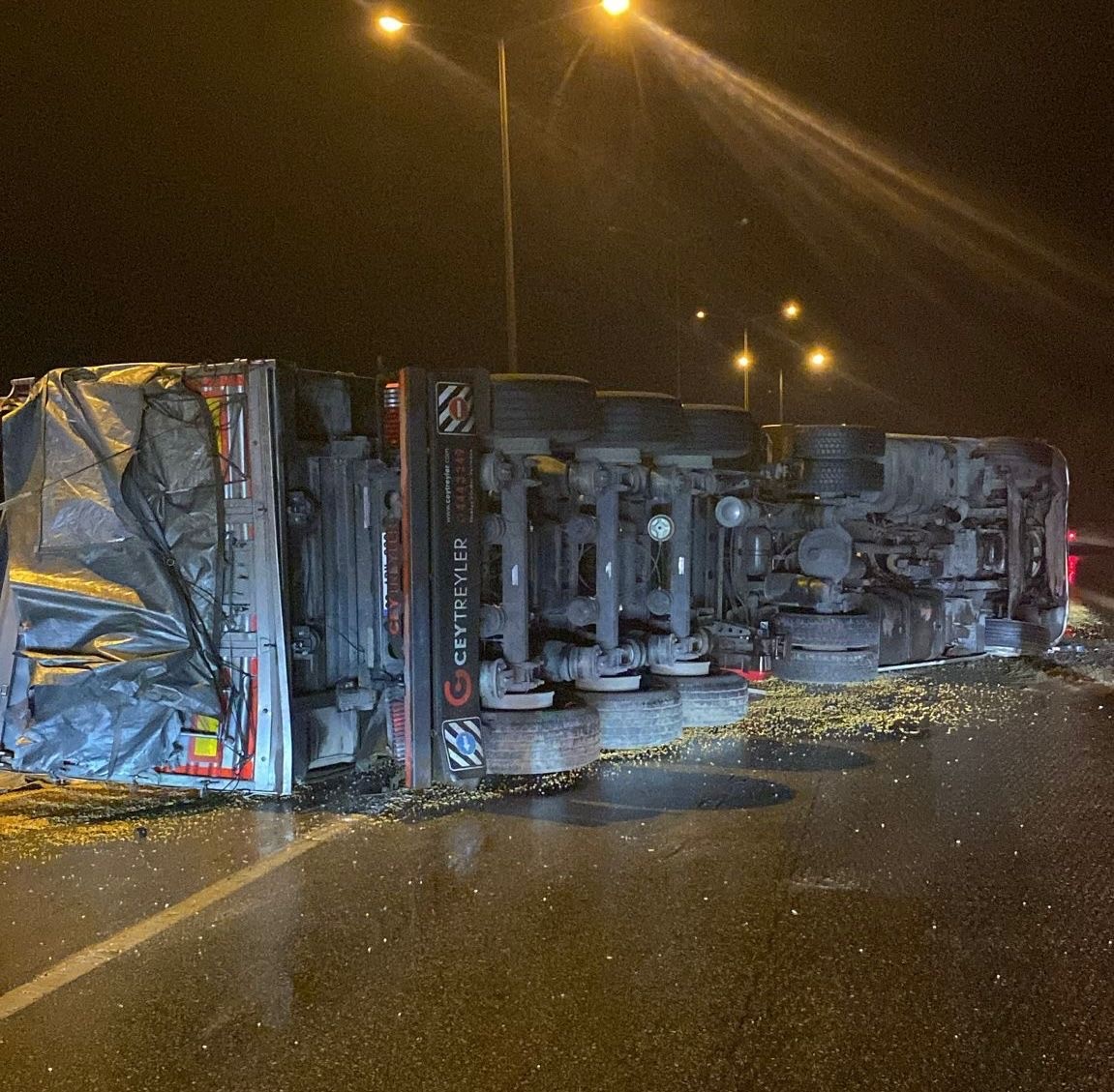 Osmaniye Bahçe’de Mısır Yüklü Kamyon Devrildi (1)