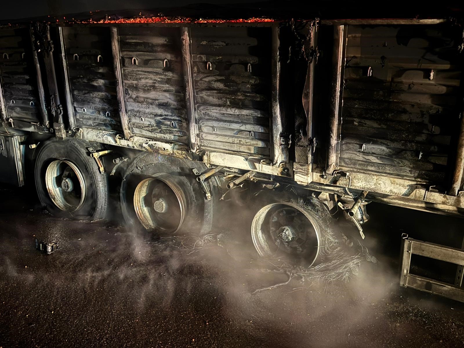 Osmaniye Tag Otoyolu'nda Mısır Yüklü Tır Alev Aldı (1)