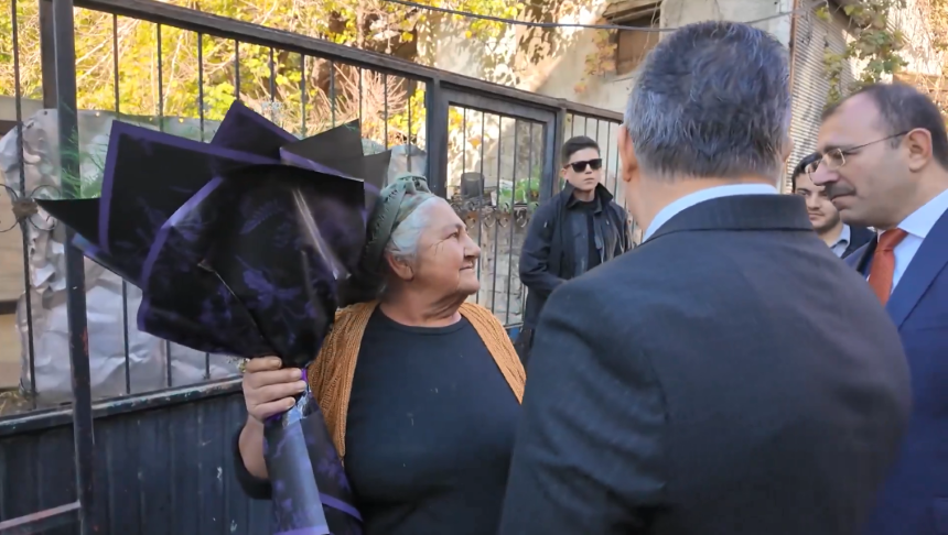 Osmaniye Valisi Dr. Erdinç Yılmaz Hayriye Teyzeye Çiçek Verdi (1)