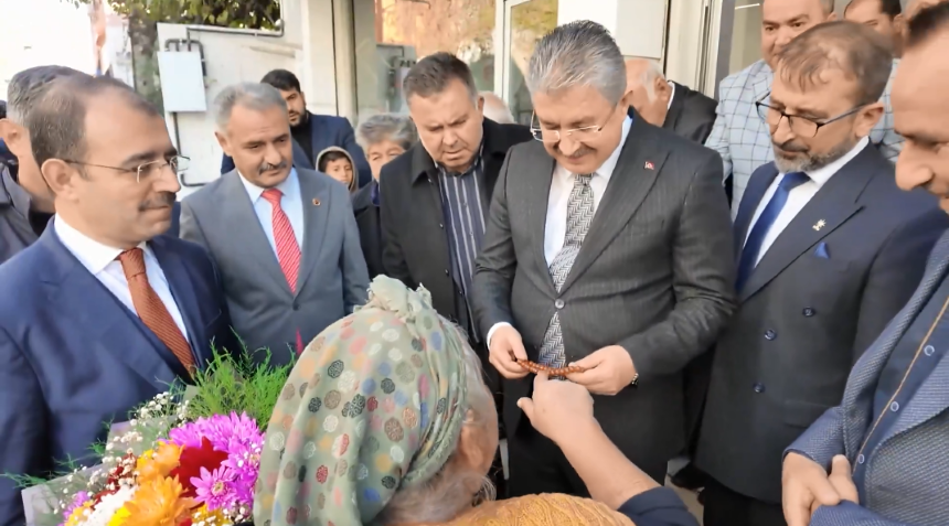 Osmaniye Valisi Dr. Erdinç Yılmaz Hayriye Teyzeye Çiçek Verdi (2)