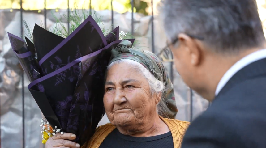 Osmaniye Valisi Dr. Erdinç Yılmaz Hayriye Teyzeye Çiçek Verdi (3)