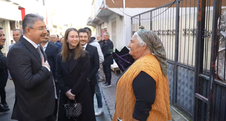 Osmaniye Valisi Dr. Erdinç Yılmaz Hayriye Teyzeye Çiçek Verdi (8)