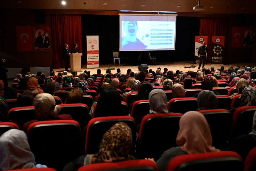 Osmaniye'de 'En İyi Narkotik Polisi Anne' Konferansı (2)