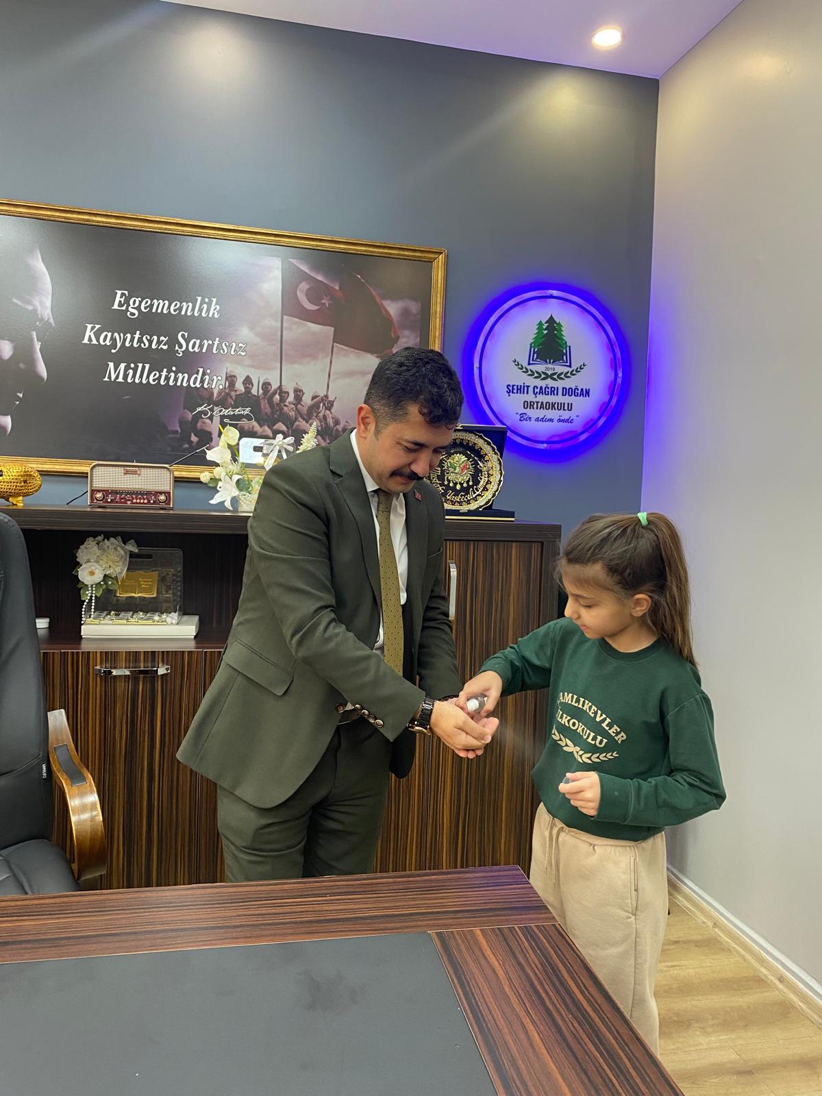 Osmaniye'de Ilkokul Öğrencileri, Tutum, Yatırım Ve Türk Malları Haftası Etkinlikleri Kapsamında Sınıfta Limon Kolonyası Yaptı