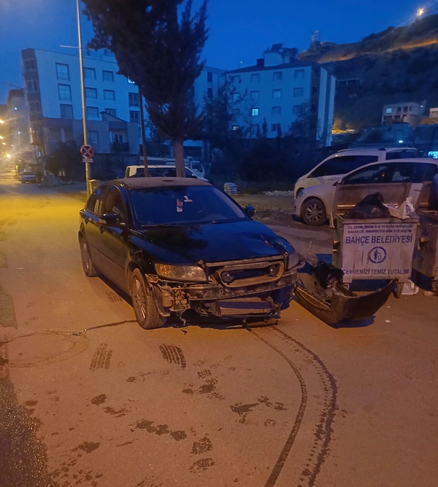 Osmaniye'de Korkutan Kaza Temizlik Görevlisinin Ayağı Kırıldı (3)