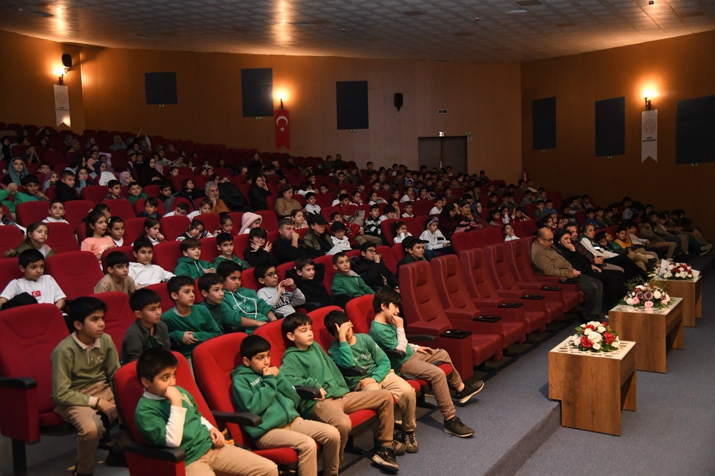 Osmaniye'de Kültür Sanat Coşkusu Minikler Tiyatroda Buluştu (1)