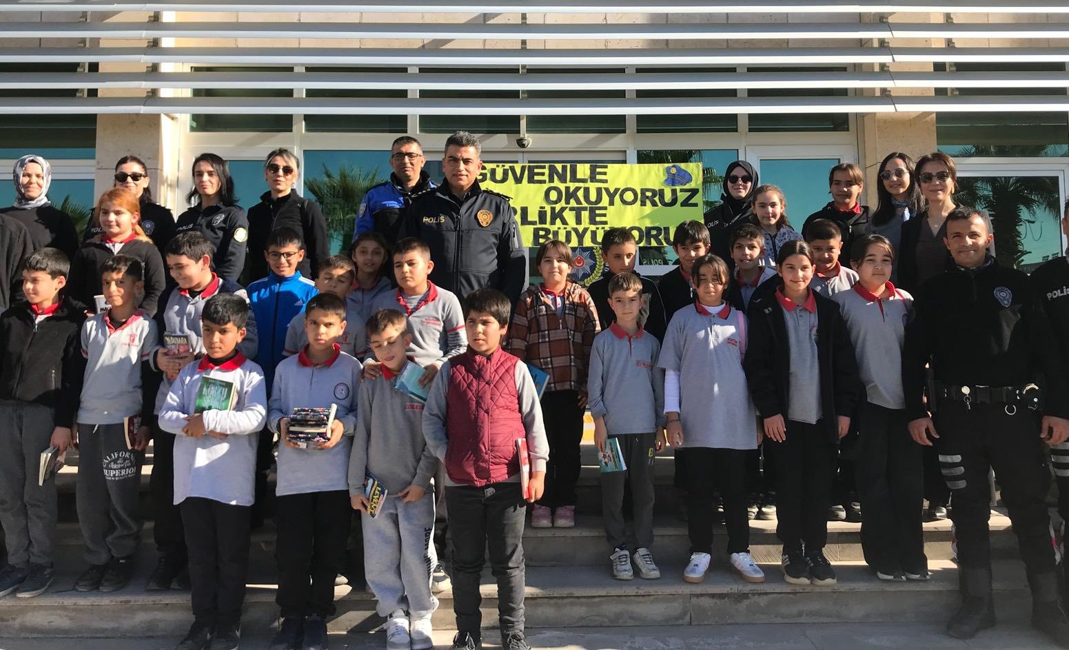 Polis Öğrencikitap Okuma