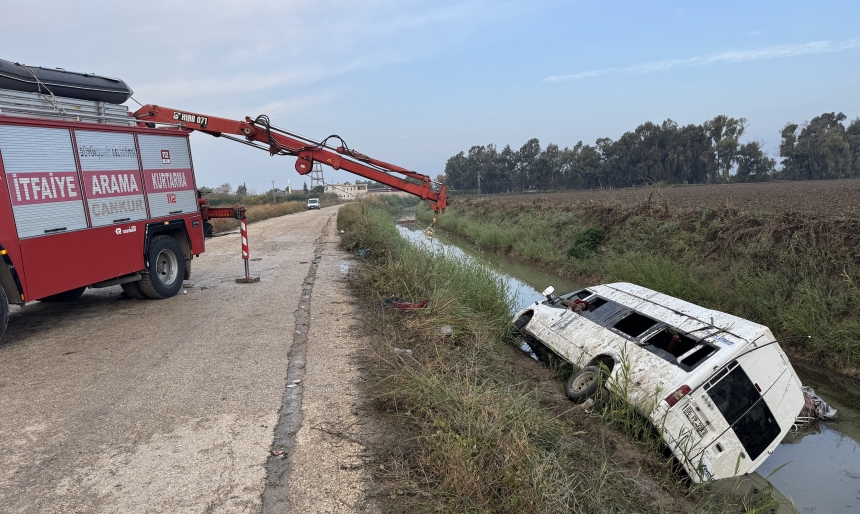 Tarım İşçilerini Taşıyan Minibüs Kanala Devrildi, 18 Yaralıi