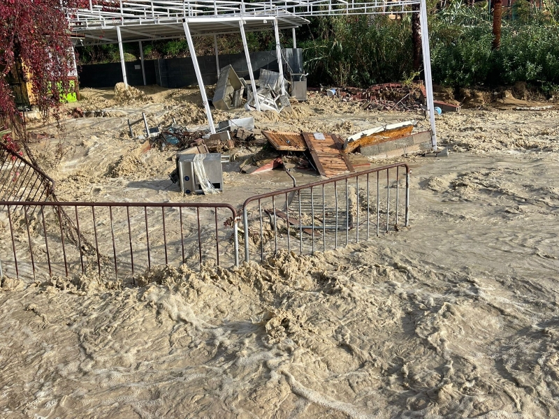 Taşan Dere 5 Yıldızlı Otelin Kafesini Yıktı!