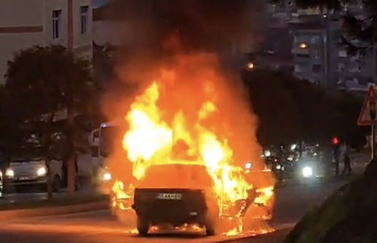 Trafikteki Otomobil Yandı