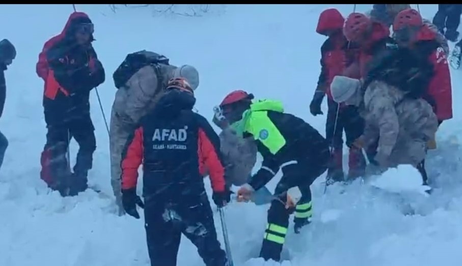 Yaylada Çığ Felaketi 1 Çoban Ölü, 2 Çoban Aranıyor!