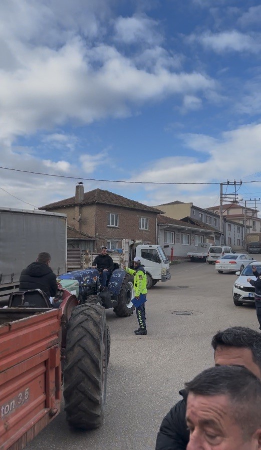 Yıkım İstemeyen Mahalleli Traktörlerle Yolu Kapattı!