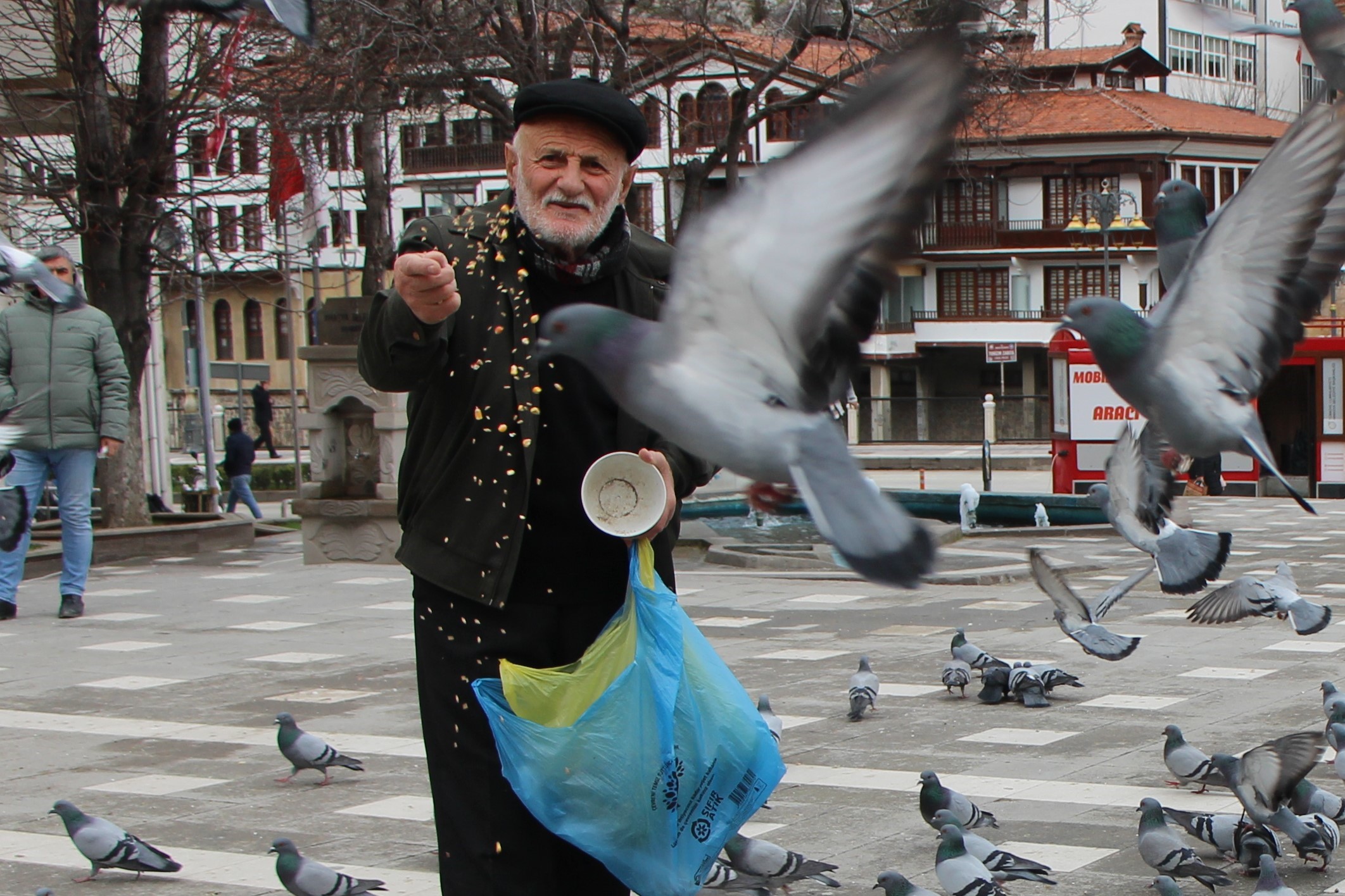 20 Yıllık İyilik Hikayesi Her Sabah Güvercin Besliyor-1