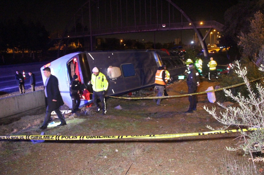 Adana Otoyolunda Yolcu Otobüsü Devrildi 8 Yaralı (1)