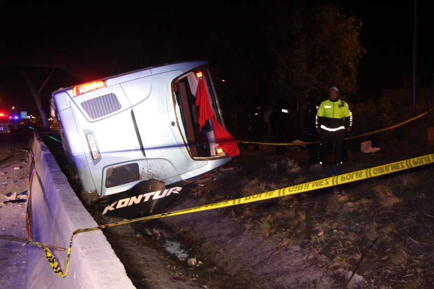 Adana Otoyolunda Yolcu Otobüsü Devrildi 8 Yaralı (3)