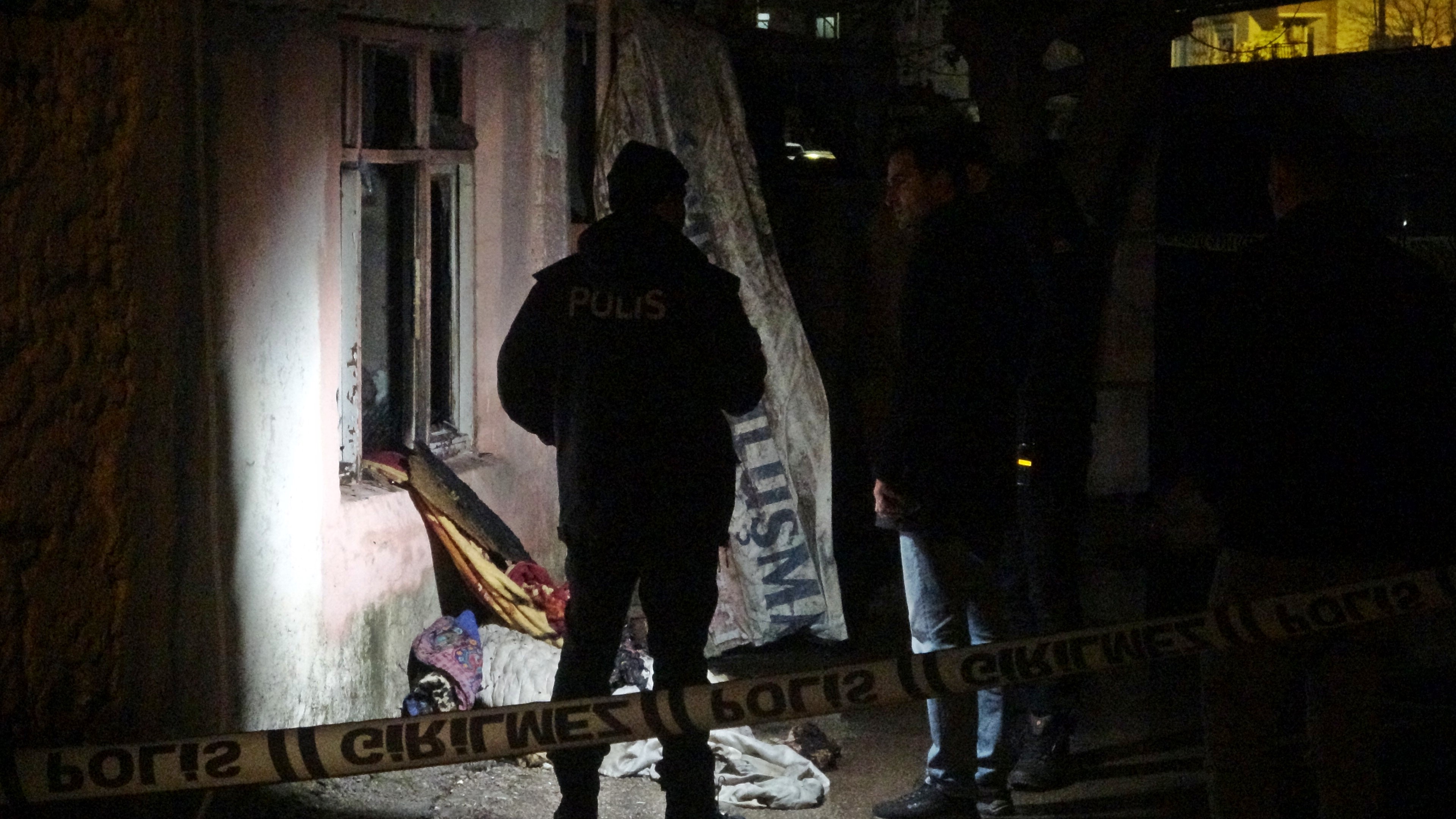 Antalya’da Gecekonduda Yangın 1 Ölü, 1 Yaralı (2)