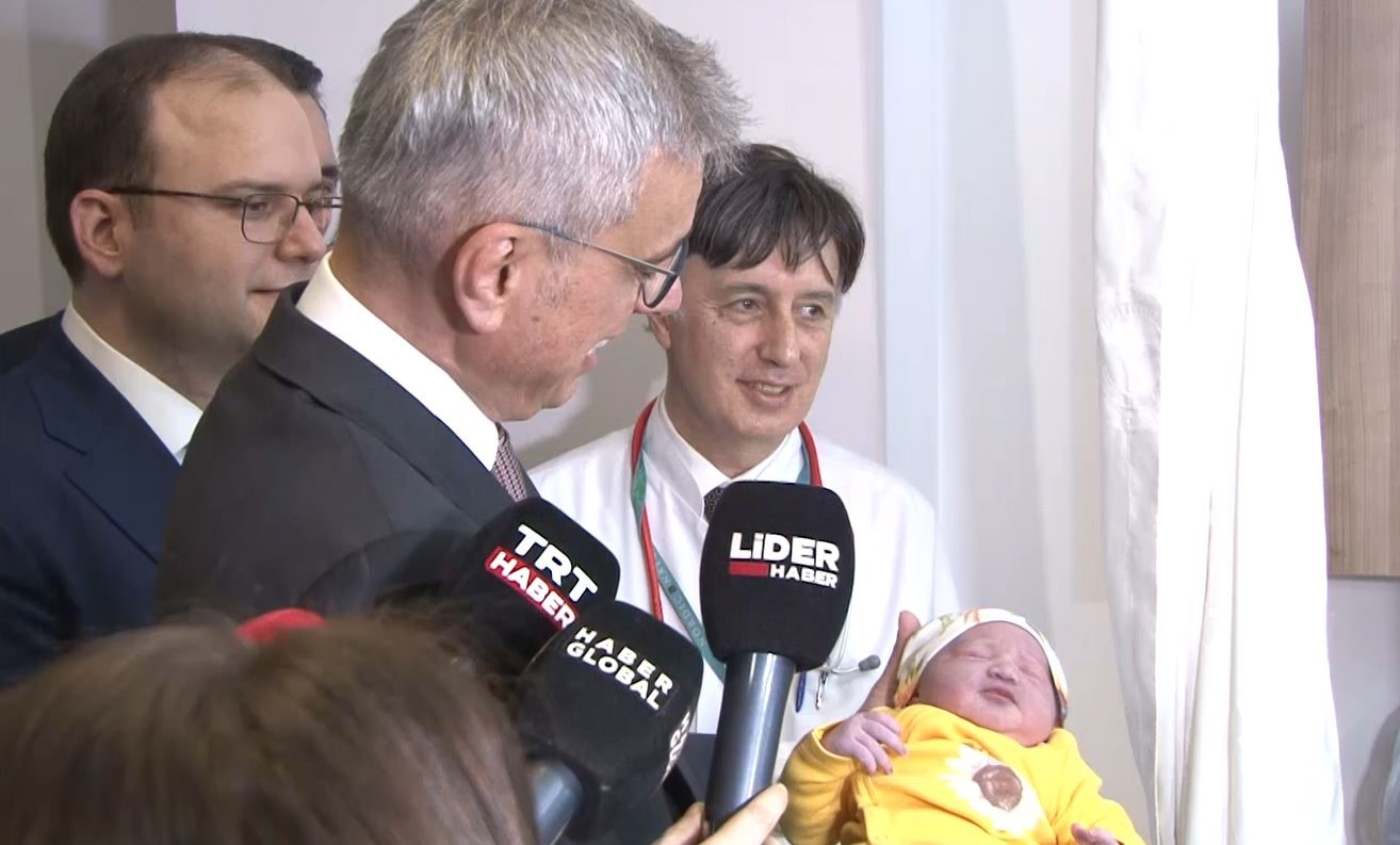 Bakan Memişoğlu, 2026’Nın İlk Bebeklerini Ziyaret Etti!-1