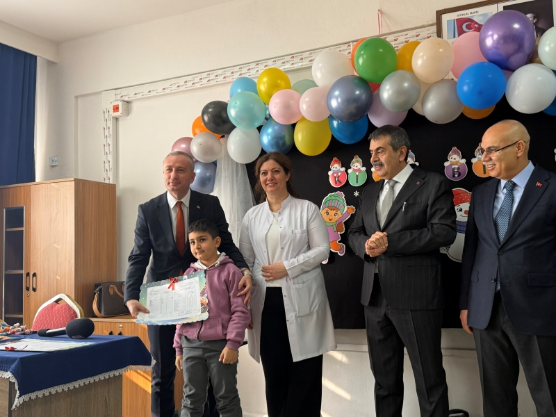 Bakan Tekin Öğrencilerle Karne Heyecanını Paylaştı!-1