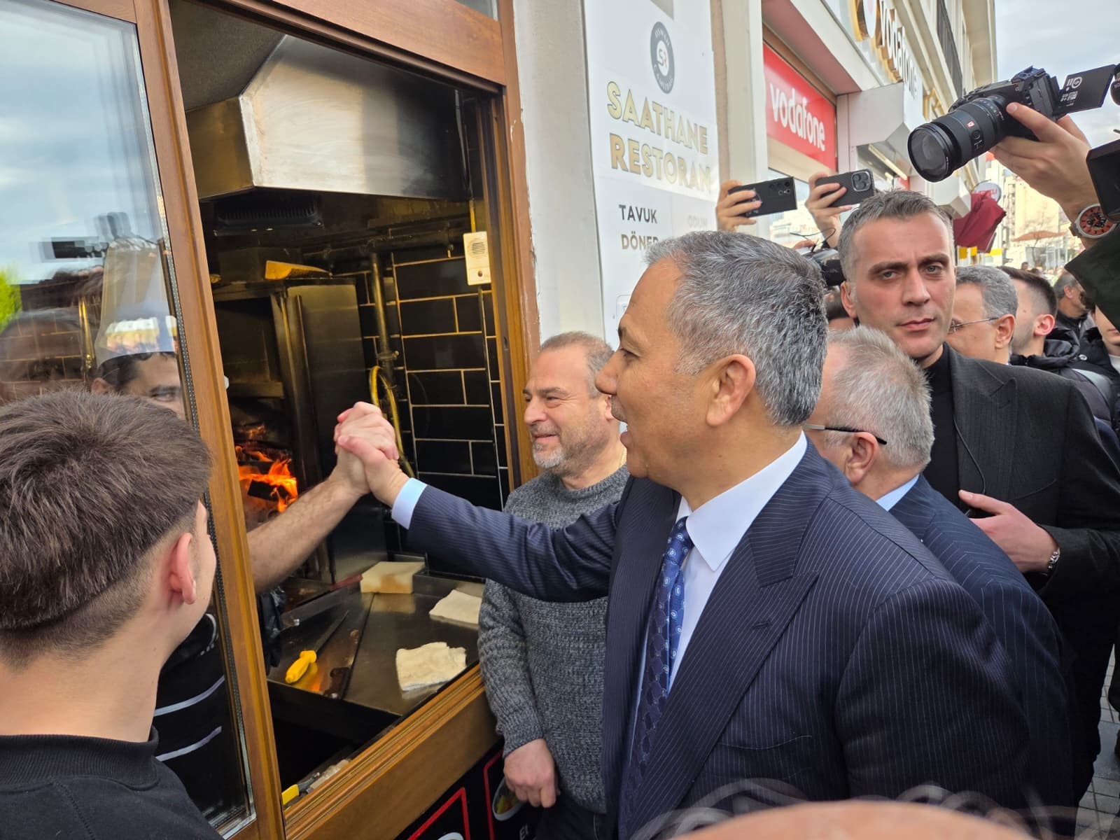 Bakan Yerlikaya Esnaf Ve Vatandaşlarla Bir Arada!1