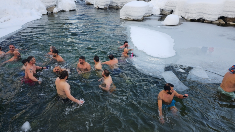 Buz Tutan Suda Kış Yüzme Şenliği!