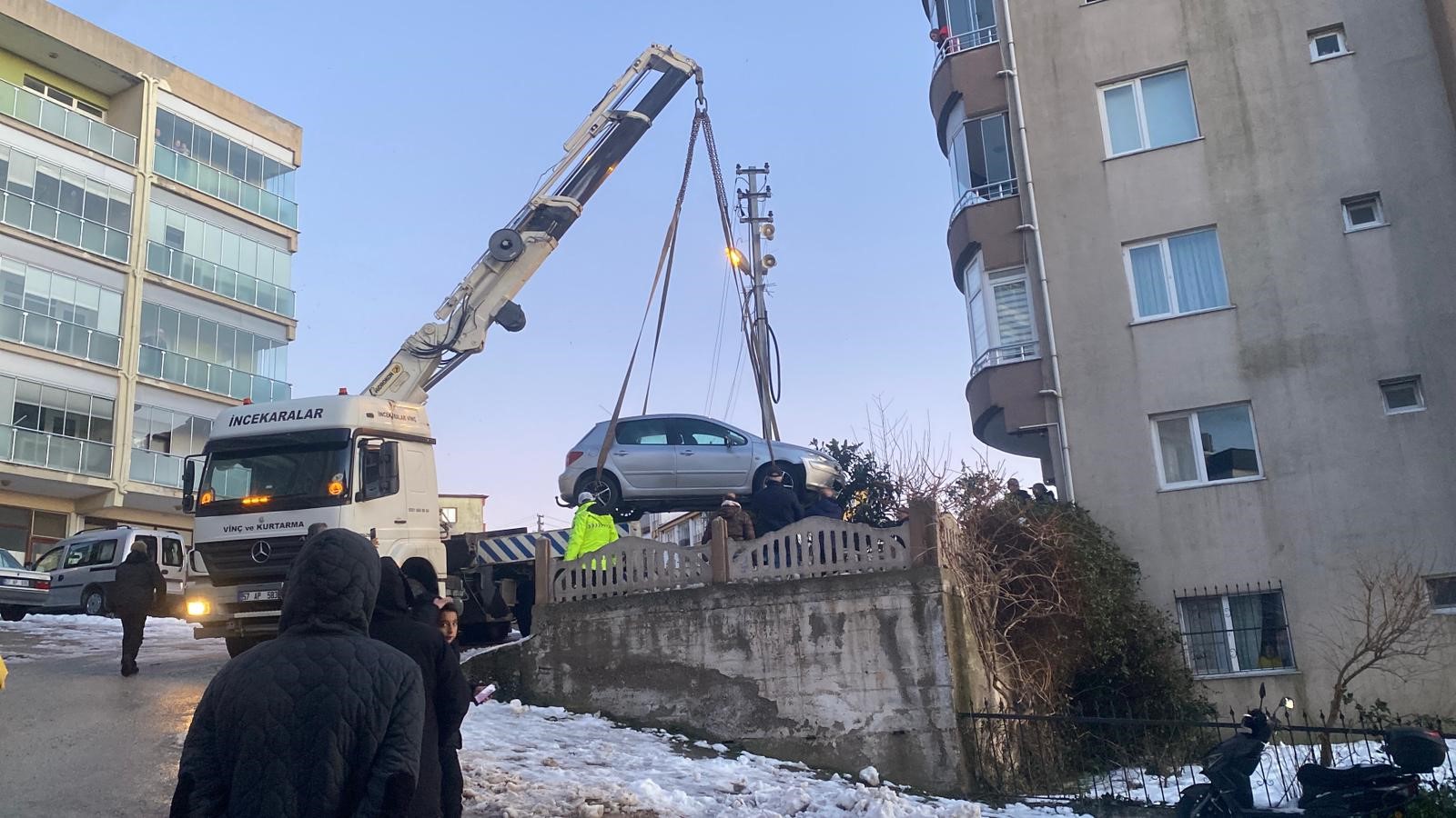 Buzlanma Kaza Getirdi Otomobil Bahçeye Düştü!